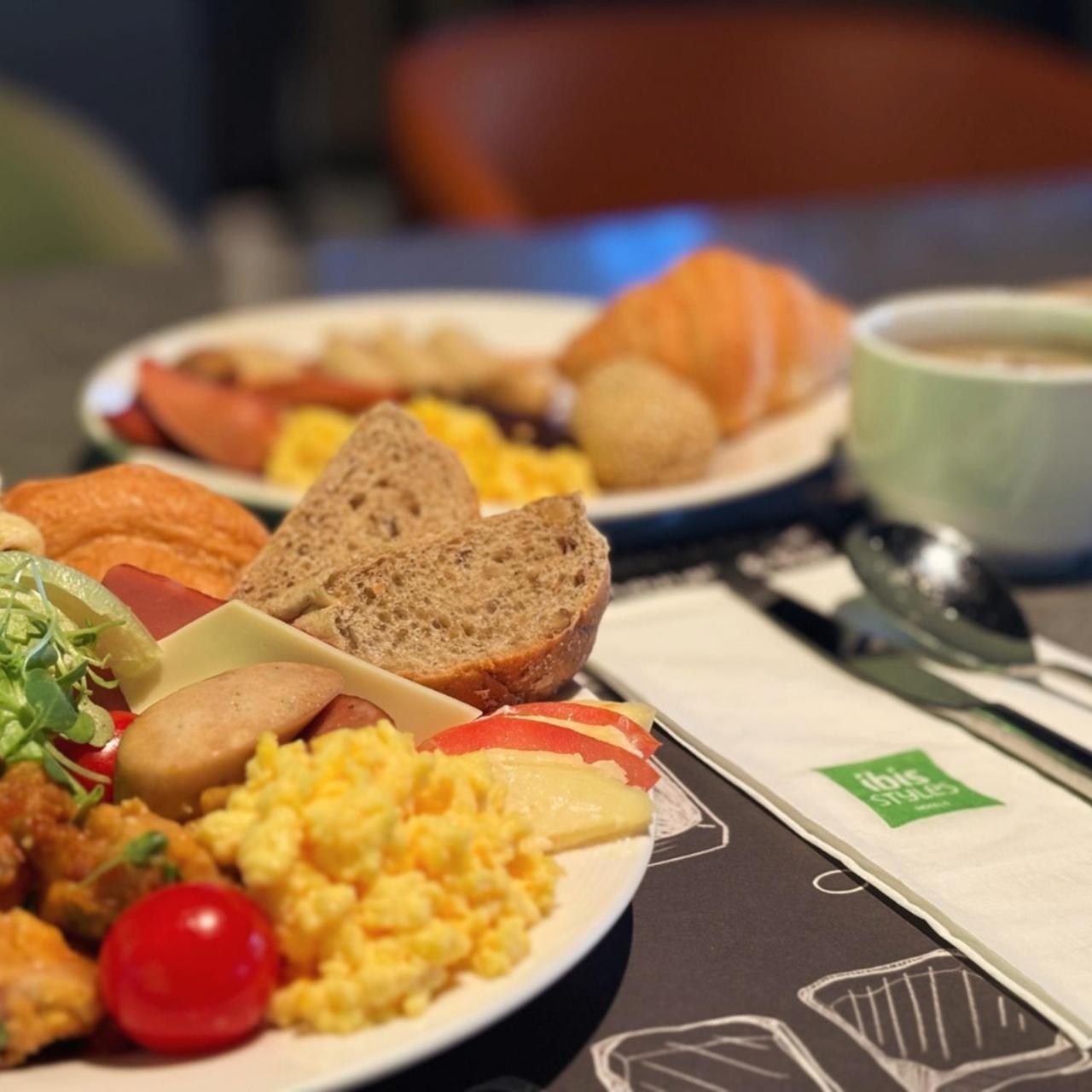 Отель Ibis Styles Ambassador Seoul Myeong-Dong Экстерьер фото