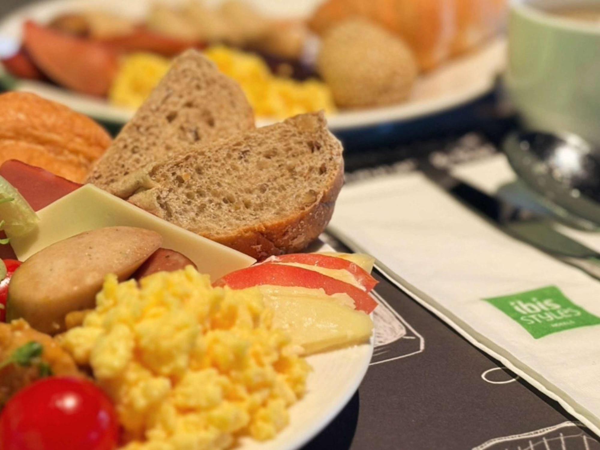 Отель Ibis Styles Ambassador Seoul Myeong-Dong Экстерьер фото