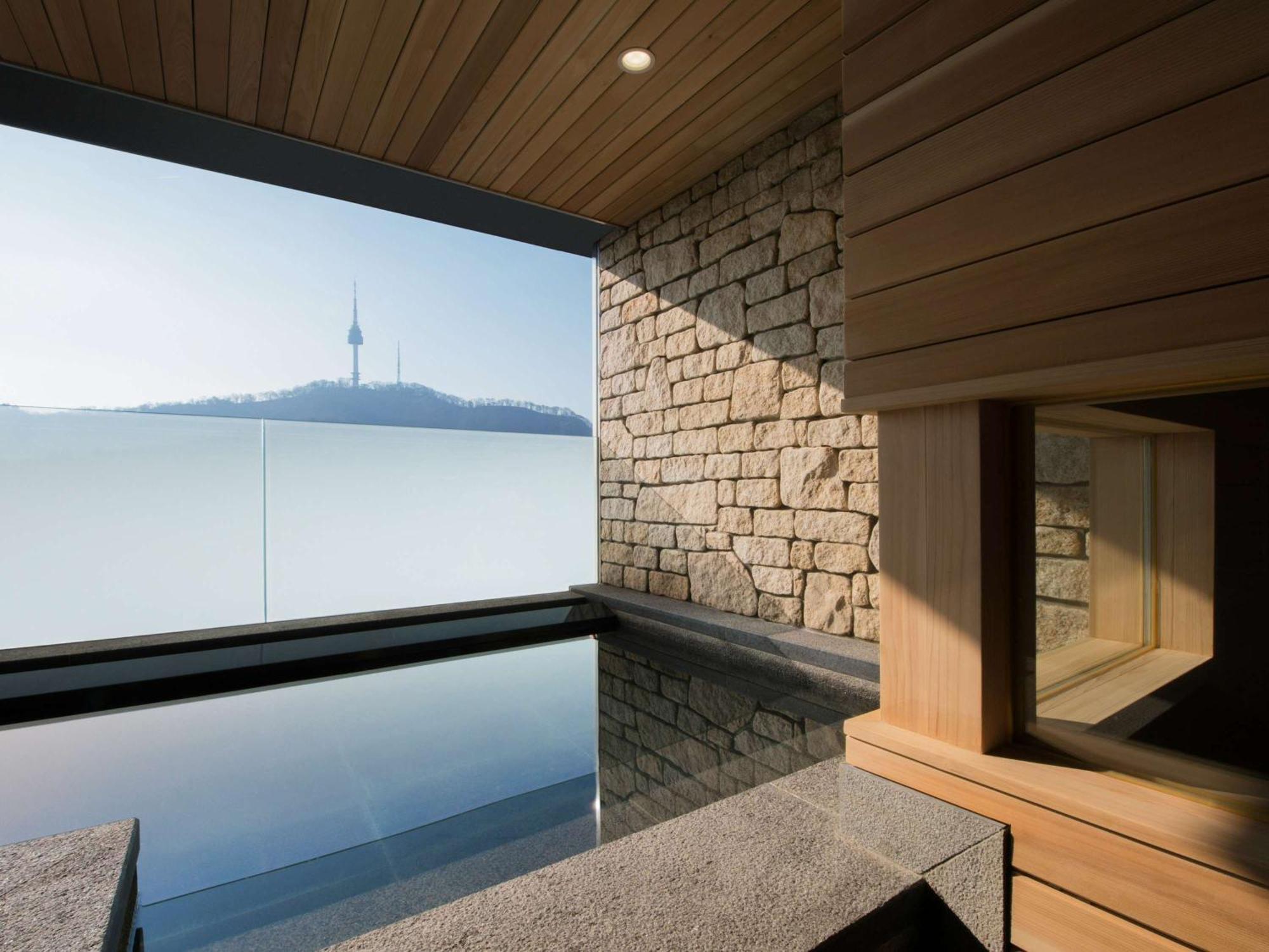 Отель Ibis Styles Ambassador Seoul Myeong-Dong Экстерьер фото
