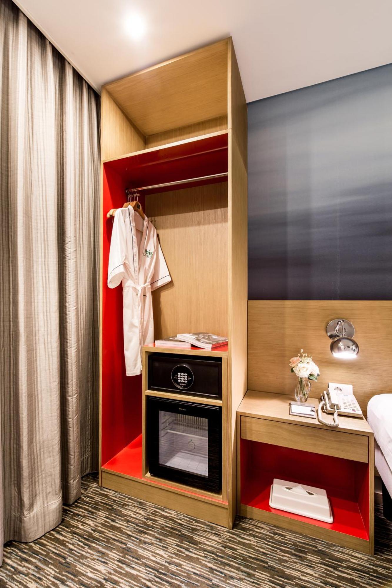 Отель Ibis Styles Ambassador Seoul Myeong-Dong Экстерьер фото