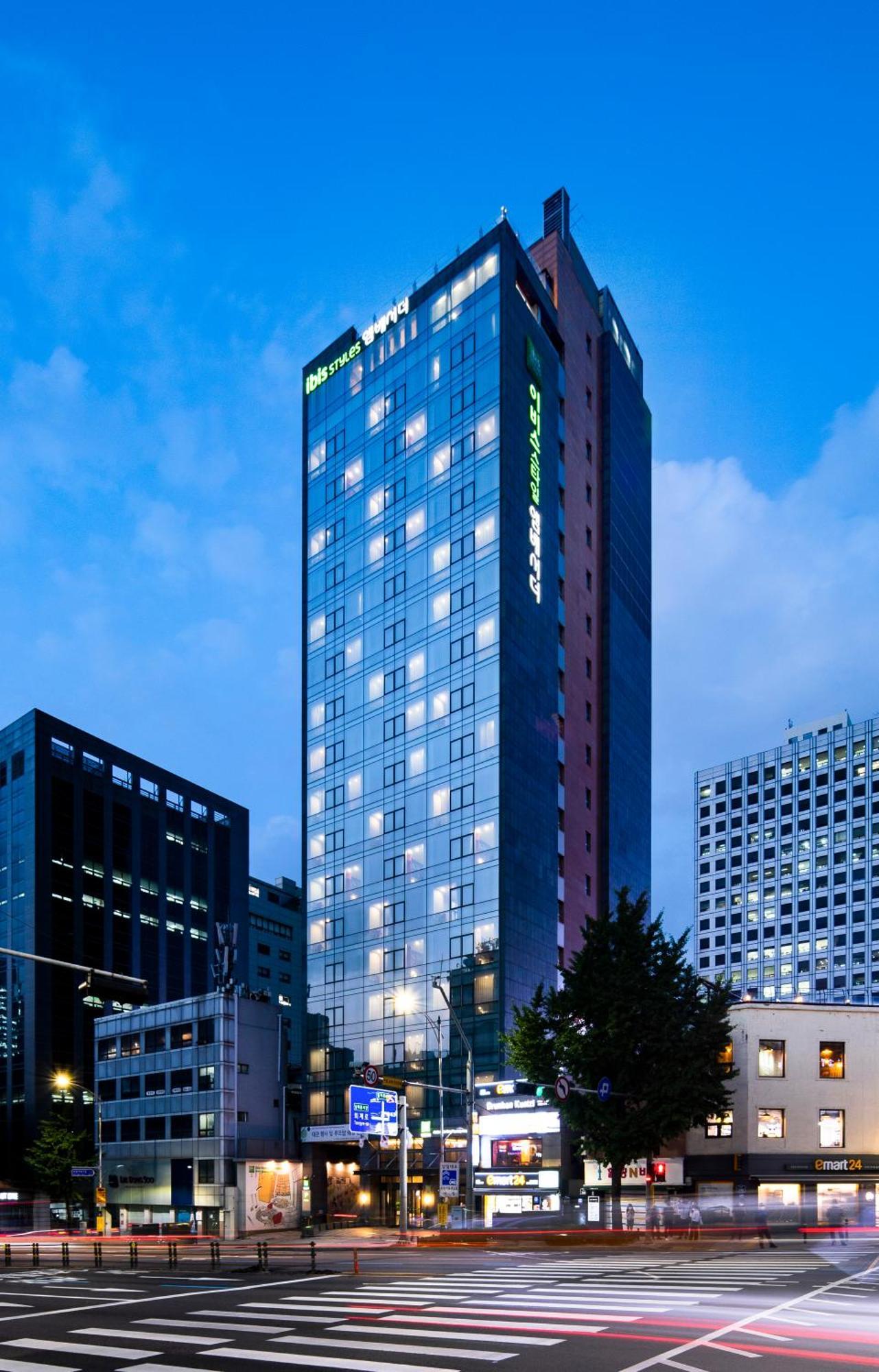 Отель Ibis Styles Ambassador Seoul Myeong-Dong Экстерьер фото